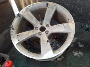 AUDI GENUINE WHEEL RESTORER pict-2-全剥離・洗浄01