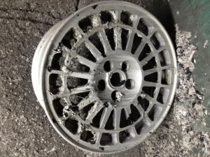 LANCIA GENUINE WHEEL RESTORER pict-２－剥離・洗浄